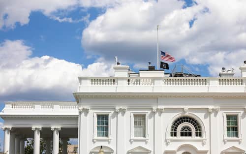 epa12327839 Flags are lowered to half-staff at the White House for the victims of a mass shooting at the Annunciation Catholic School in Minneapolis in Washington, DC, USA, 27 August 2025. At least two children were killed, and another 17 people were injured when the shooter opened fire during morning prayer before school. The shooter then killed himself.  EPA/JIM LO SCALZO / POOL