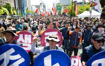 epa11311693 Members of the South Korean Confederation of Trade Unions (KCTU) gather to protest against the government's labor policy during a rally marking Labor Day in Seoul, South Korea, 01 May 2024. The protesters gathered to rally for labor reform and better working conditions and call for the resignation of the South Korean president.  EPA/JEON HEON-KYUN