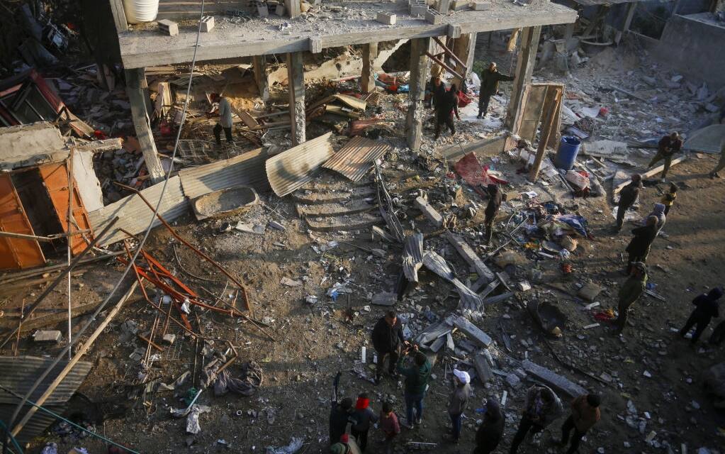 Un raid israeliano ha colpito un edificio e diverse case nel campo profughi di Nuseirat, nel centro della Striscia di Gaza raid israeliano che ha colpito un edificio e diverse case nel campo profughi di Nuseirat, nel centro della Striscia di Gaza