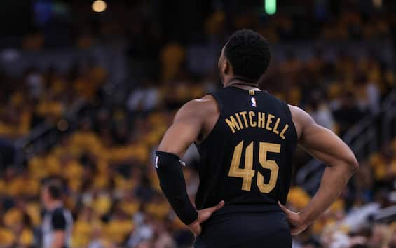 https://static.sky.it/editorialimages/c15d02e604ca0e1f8cfcf399af6abbe5b4e2cd73/skysport/it/nba/video/2025/05/12/donovan-mitchell-nba-infortunio-video/Donovan_Mitchell_Getty_Cleveland_Cavaliers.jpg?im=Resize,width=565