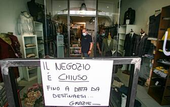 Bergamo Coronavirus FASE 2 - i negozi si preparano per la riapertura del 18 maggio