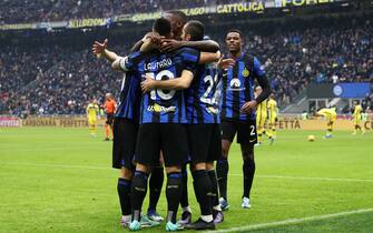 MILAN, ITALY - JANUARY 06: Lautaro Martinez of FC Internazionale celebrates with teammates after scoring his team's first goal during the Serie A TIM match between FC Internazionale and Hellas Verona FC at Stadio Giuseppe Meazza on January 06, 2024 in Milan, Italy. (Photo by Marco Luzzani/Getty Images)