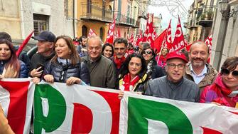 La segretaria del Pd Elly Schlein partecipa al corteo del primo maggio partito dalla Casa del Popolo, di via Giorgio Kastriota a Piana degli Albanesi, Palermo, 1 maggio 2023. ANSA/ UFFICIO STAMPA PD ++NPK ++HO - NO SALES EDITORIAL USE ONLY++