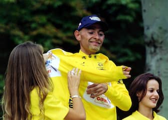 Gesamtsieger Marco Pantani (Team Mercatone-Uno) zieht sich das gelbe Trikot an Radsport Herren Tour de France 1998, Finale, Radrennsport, Straßenradsport, Straßenradrennsport, Radrennen, Rad Gruppe Paris Freude,