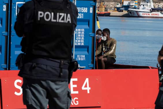 Pozzallo, sbarcata nave con salme di due piccoli migranti. In salvo le altre 95 persone