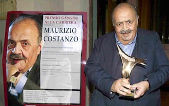 Maurizio Costanzo posa per i fotografi con il premio ''Gensini'' alla carriera nella sede della facoltà di Scienze della Comunicazione all'Università la Sapienza di Roma, 27 settembre 2013. 
ANSA/CLAUDIO PERI