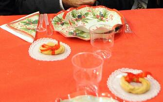 Il ministro per la Cooperazione internazionale e integrazione, Andrea Riccardi, ritratto durante il tradizionale pranzo di Natale della Comunita' di Sant'Egidio, nella chiesa di Santa Maria in Trastevere, oggi 25 Dicembre 2011. "Con questa crisi è un Natale duro per i più poveri. Però sento che oggi in questo Paese c'é una profonda e spontanea solidarietà che va valorizzata". Lo ha detto il ministro Riccardi, a margine del pranzo di Sant'Egidio.     ANSA/CLAUDIO ONORATI
