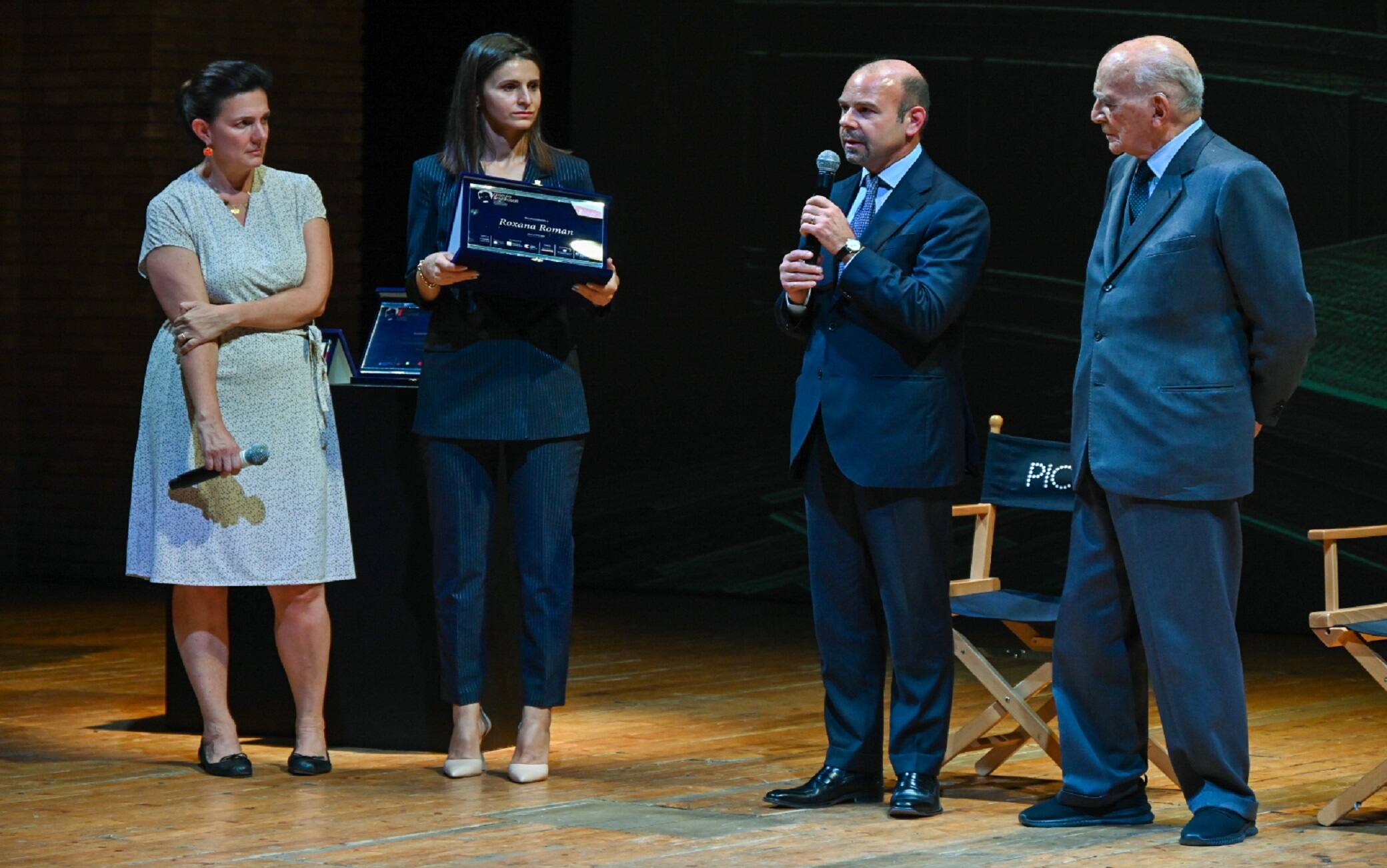 Roxana Roman riceve il riconoscimento Roxana Roman riceve il riconoscimento