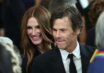 WASHINGTON, DC - DECEMBER 04: Actress Julia Roberts and her husband cinematographer Daniel Moder attend a reception for the 2022 Kennedy Center honorees at the White House on December 04, 2022 in Washington, DC. This year's honorees include actor and filmmaker George Clooney; singer-songwriter Amy Grant; singer Gladys Knight; composer Tania LeÃ³n; and Irish rock band U2, comprised of band members Bono, The Edge, Adam Clayton, and Larry Mullen Jr. (Photo by Kevin Dietsch/Getty Images)