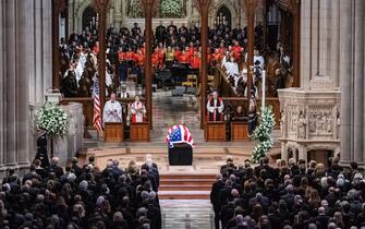 funerali jimmy carter epa11815169 The flag-draped casket of former US President Jimmy Carter is seen after its arrival at National Cathedral before the state funeral, in Washington, DC, USA, 09 January 2025. Carter, the 39th US president, died at age 100 in his hometown of Plains, Georgia, on 29 December 2024. EPA/HAIYUN JIANG/ POOL