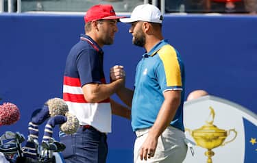 US teamÕs golfer Scottie Scheffler (L) and Europe teamÕs Spanish golfer Jon Rahm (R) during the Single matches on the last day of the 2023 Ryder Cup golf tournament at Marco Simone Golf Club in Guidonia, near Rome, Italy, 1st October 2023. The 44th Ryder Cup matches between the US and Europe will be held in Italy from 29 September to 01 October 2023. ANSA/FABIO FRUSTACI