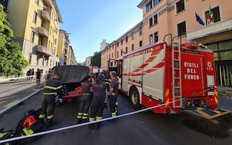 L'intervento dei vigili del fuoco alla residenza per anziani Casa dei coniugi di Milano dove un incendio ha causato la morte di sei persone, Milano, 7 luglio 2023. ANSA/ANDREA FASANI