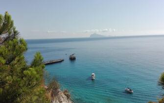 Il golfo di Porticello nell'isola di Lipari (Messina). Sullo sfondo l'Isola di Panarea, 7 Luglio 2016. ANSA/ BENOIT GIROD

Tramonto alle isole Eolie (Messina), lo scoglio di Stombolicchio al largo di Stromboli, 7 Luglio 2016. ANSA/ BENOIT GIROD



