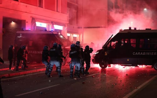 Lancio di lacrimogeni e bombe carta durante il tentaivo di occupazione della stazione ferroviaria di Bologna, 2 ottobre 2025. ANSA/Max Cavallari - - - - - - - - - - - - - - - - - - - - - Tear gas and firecrackers were fired during the attempted occupation of Bologna's train station, October 2, 2025. ANSA/Max Cavallari
