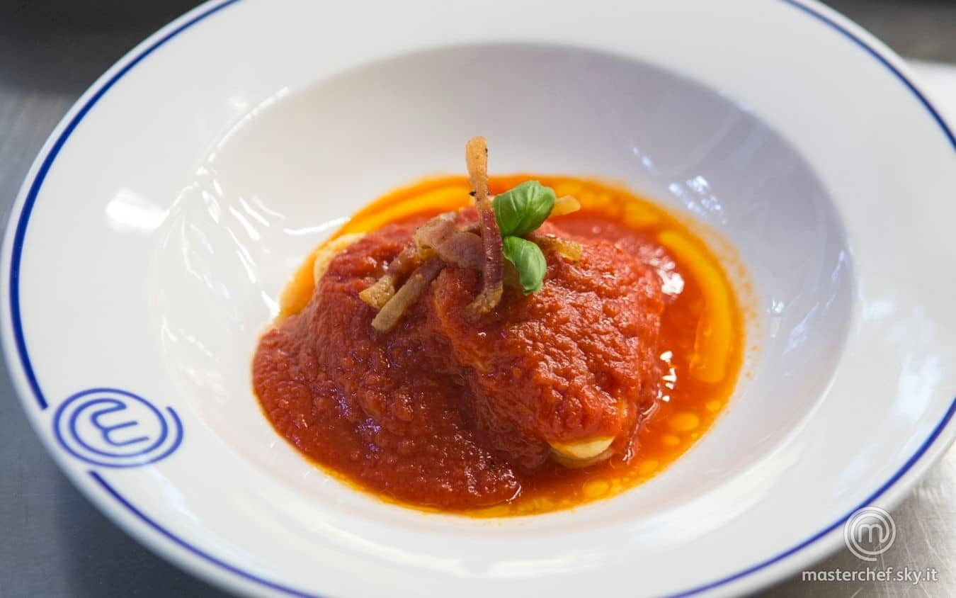 Gnocchi di ricotta su crema di pomodoro con guanciale