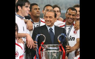 Il presidente del Milan Berlusconi con i giocatori dopo la vittoria della Champions, nella finale di Atene, il 23 maggio 2007 
EPA/KERIM OKTEN