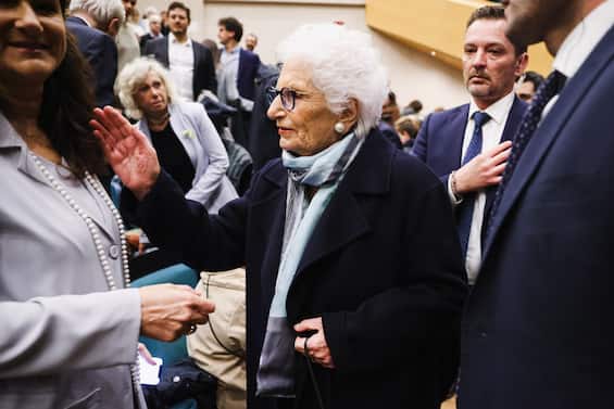 Insulti a Liliana Segre, indagini su un centinaio di account