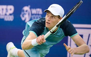 CINCINNATI, OH - AUGUST 19:  Jannik Sinner of Italy stretches to hit a backhand against Frances Tiafoe of the USA during the championship round of the Cincinnati Open at the Lindner Family Tennis Center on August 19, 2024 in Mason, OH. (Photo by Shelley Lipton/Icon Sportswire via Getty Images)