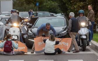 Milano - Gli attivisti di Ultima Generazione bloccano il traffico