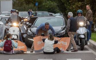 Foto Stefano Porta/LaPresse 16-10-2023 Milano, Italia - Cronaca - Gli attivisti di Ultima Generazione bloccano il traffico all’incrocio fra Viale Scarampo e Via Colleoni

October 16, 2023 Milan, Italy - News - Gli attivisti di Ultima Generazione bloccano il traffico all'incrocio tra Viale Scarampo e Via Colleoni