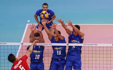 ROME, ITALY - SEPTEMBER 16: Lukasz Kaczmarek (L), of Poland, spikes the ball during the men's CEV EuroVolley 2023 final match between Italy and Poland at the Palazzo dello Sport in Rome, Italy, on September 16, 2023. (Photo by Riccardo De Luca/Anadolu Agency via Getty Images)