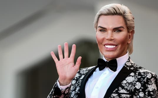 Rodrigo Alves il Ken umano diventa Barbie la foto della trasformazione