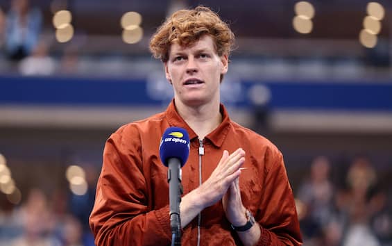 https://static.sky.it/editorialimages/c27f823267e236a58ee16a8d4e697937992f31a2/skysport/it/tennis/video/2025/09/08/sinner-us-open-discorso-finale-1034524/sinner_ansa_17.jpg?im=Resize,width=565