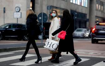 Shopping through the streets of Milan's downtown in the last hours before the restrictions planned for the holiday season, during Covid-19 pandemic, Italy, 23 December 2020.   ANSA/Mourad Balti Touati