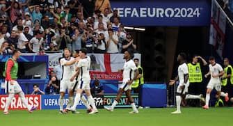 epa11448197 Jude Bellingham (C) of England celebrates scoring the equalizer during the UEFA EURO 2024 Round of 16 soccer match between England and Slovakia, in Gelsenkirchen, Germany, 30 June 2024.  EPA/ABEDIN TAHERKENAREH