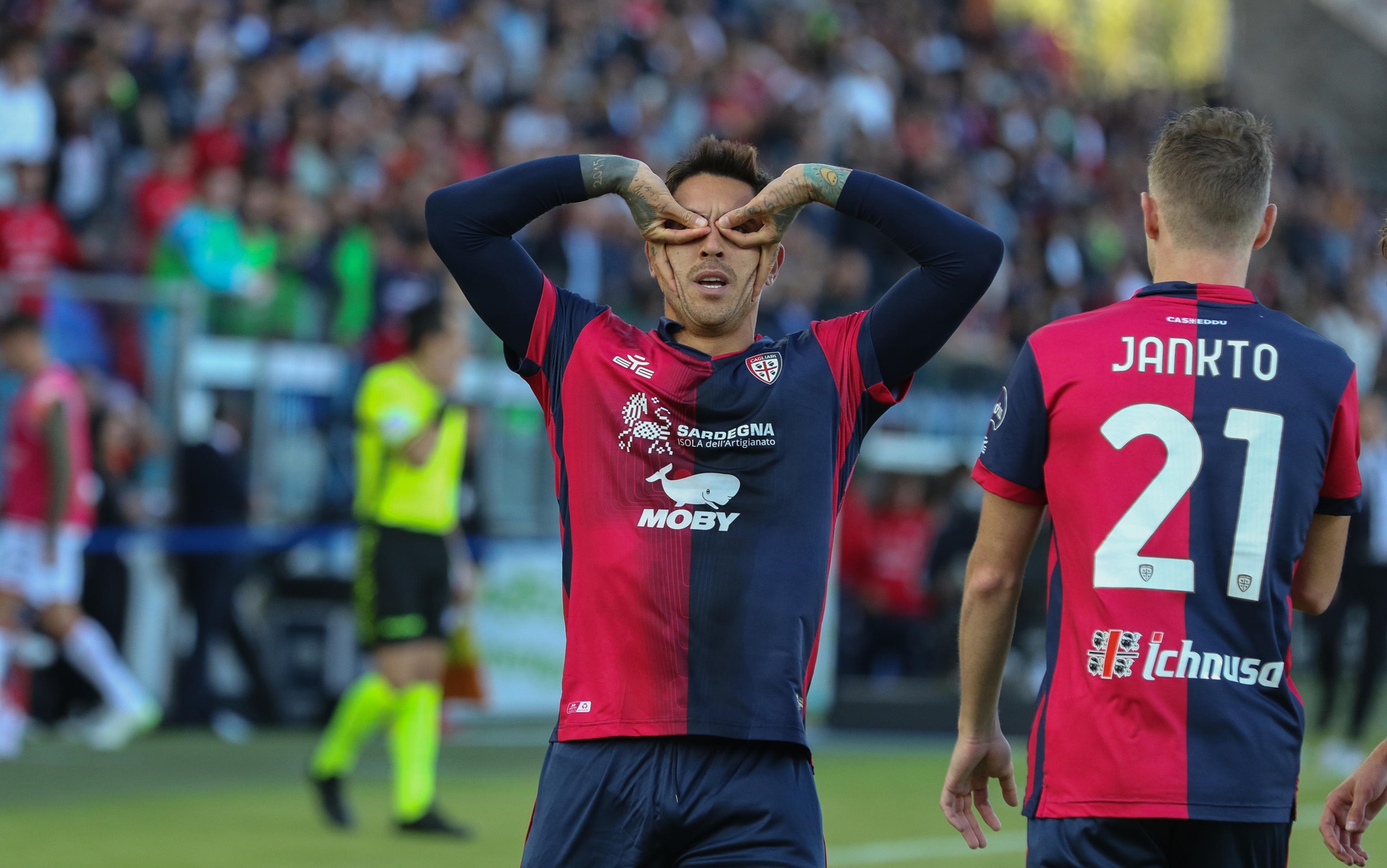 Cagliari's Nicolas Viola jubilates after scoring the goal (1-0)  during  the Italian Serie A soccer match Cagliari calcio vs Genoa CFC Calcio at the Unipol domus in Cagliari, Italy, 5 November 2023 
ANSA/FABIO MURRU