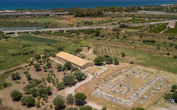 necropoli himera gli scavi archeologici svelati lungo i binari fs