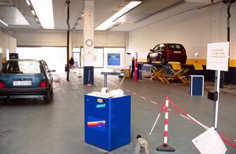 AUTOFFICINA IN CUI SI STA ESEGUENDO LA REVISIONE AUTO - MECCANICO