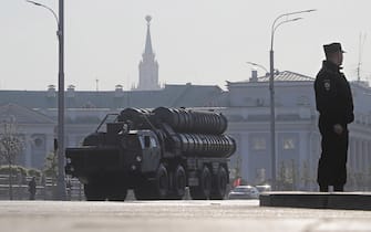 epa10616521 A Russian S-400 anti-aircraft missile system moves in the downtown area of Moscow, Russia, 09 May 2023, before the military parade which will take place on the Red Square to commemorate the victory of the Soviet Union's Red Army over Nazi-Germany in WWII.  EPA/MAXIM SHIPENKOV