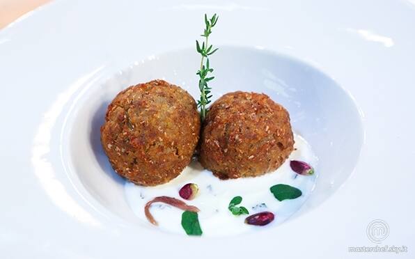 Polpette di cicerchie e agnello ripieni di erbe con salsa di yogurt