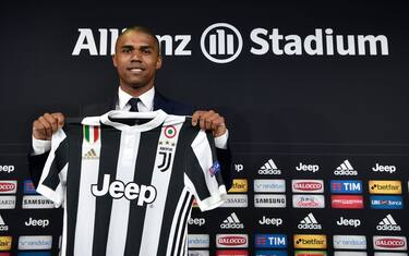 4) Douglas Costa