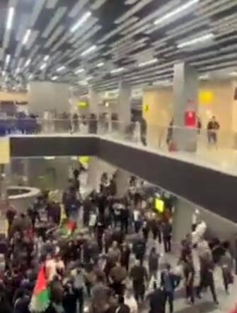 olexander scherba🇺🇦
@olex_scherba
Airport in 🇷🇺 Makhachkala now, after arrival of a plane from Israel. People looking for Jews. Imagine if they find one.

#Antisemitism #RussiaIsATerroristState