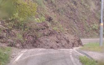 Frane e smottamenti, anche di grandi dimensioni, lungo tratti di strade provinciali nell'Astigiano dopo le intense precipitazioni delle ultime quarantott'ore, 18 aprile 2025.
ANSA/ UFFICIO STAMPA/ PROVINCIA DI ASTI 
+++ ANSA PROVIDES ACCESS TO THIS HANDOUT PHOTO TO BE USED SOLELY TO ILLUSTRATE   NEWS REPORTING OR COMMENTARY ON THE FACTS OR EVENTS DEPICTED IN THIS IMAGE; NO  ARCHIVING; NO LICENSING +++ NPK +++