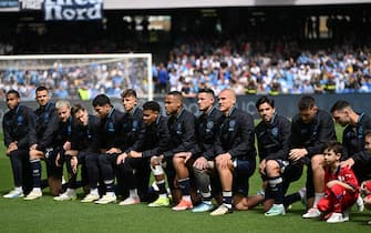 NAPLES, ITALY - MARCH 30: SSC Napoli team on their knees to say no to racism before the Serie A TIM match between SSC Napoli and Atalanta BC at Stadio Diego Armando Maradona on March 30, 2024 in Naples, Italy. (Photo by Francesco Pecoraro/Getty Images)