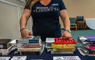 Jennifer Pippin, president of the Indian River County chapter of Moms for freedom, attends Jacqueline Rosario's campaign event in Vero Beach, Florida on October 16, 2022. - Rosario's candidacy for re-election to a school board is supported by the controversial group "Moms for Liberty", which claims to defend the "rights of parents" but is accused by its critics of opposing LGBT rights.
Long dormant and apolitical institutions, these councils, whose members are elected, have become real powder kegs with the politicization of subjects such as the discussion of gender or sexuality in schools, or the teaching of racism.
Education has been at the heart of some mid-term elections. (Photo by Giorgio VIERA / AFP) (Photo by GIORGIO VIERA/AFP via Getty Images)