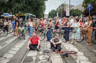 Flash mob di protesta dei ciclisti per l'incidente costato la vita a una donna travolta da una betoniera a Milano, 22 giugno 2023.
ANSA/MATTEO CORNER