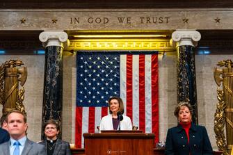 Lunghi applausi e standing ovation bipartisan alla Camera dopo che la speaker Nancy Pelosi ha annunciato che non si ricandiderà a leader di minoranza facendo spazio alle nuove generazioni