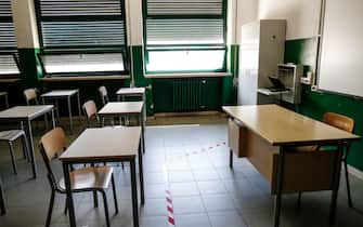 Apertura scuole post covid 19: consegna dei banchi forniti dal comune di Roma al Liceo Augusto