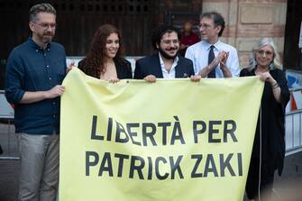 Patrick Zaki, the Egyptian activist, graduated from the University of Bologna, in Piazza Maggiore, at the party for his return, Bologna, 30 July 2023. "I thank the whole city, which allowed my liberation. This is a city of freedom and human rights. I am happy to be here in person, finally, after years of online calls," he said.    ANSA / MAX CAVALLARI