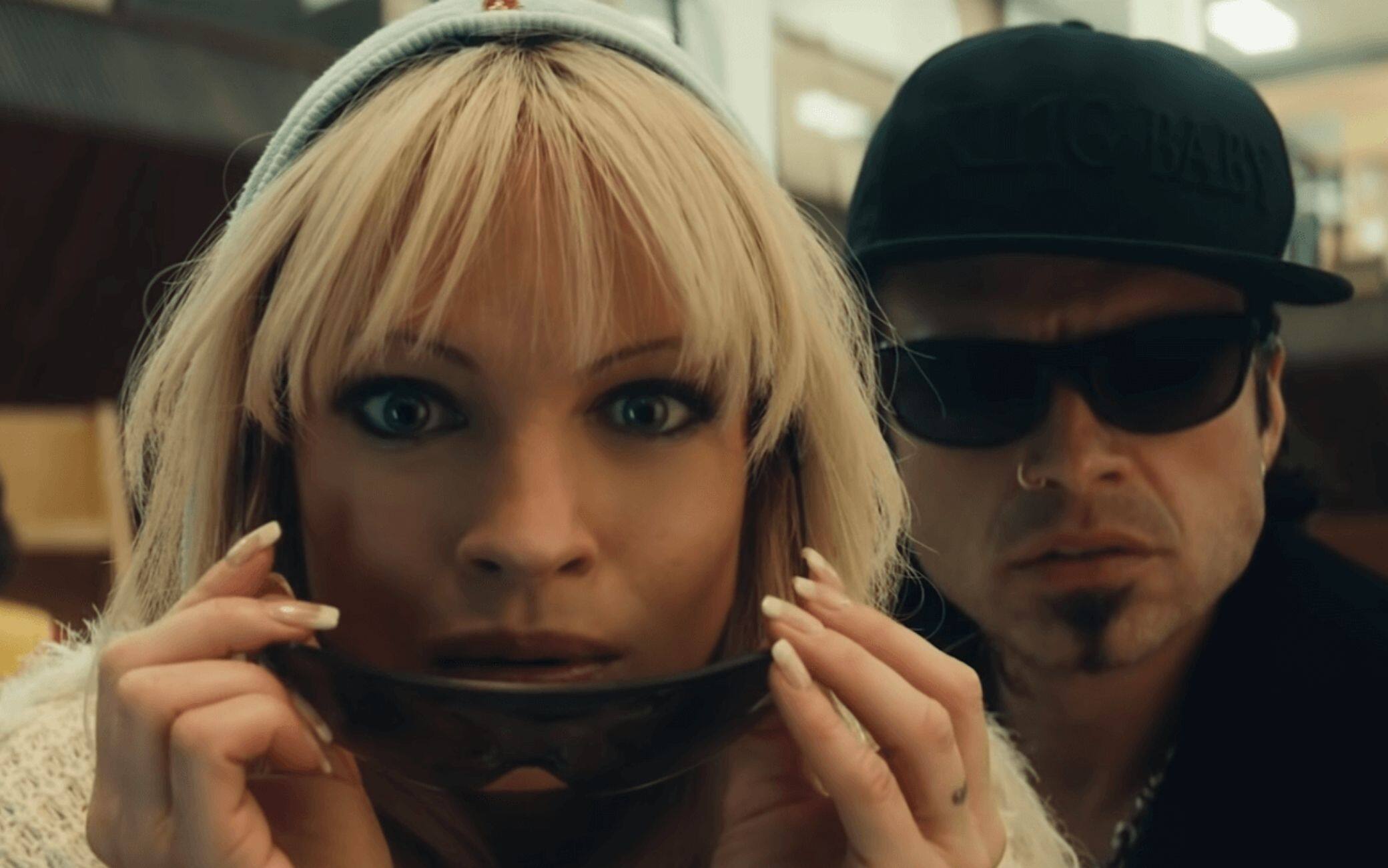 Pam e Tommy, primo teaser trailer per la miniserie su Pamela Anderson e  Tommy Lee