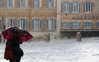 Turisti si riparano dalla pioggia per il temporale abbattutosi sulla Capitale, Roma, 03 settembre 2024. ANSA/ANGELO CARCONI