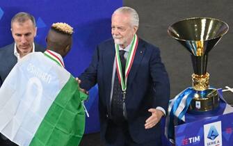 Owner of SSC Napoli football club, Aurelio De Laurentiis (R) prepares to hug Napoli's Nigerian forward Victor Osimhen as they celebrate winning the 2023 Scudetto championship title on June 4, 2023, following the Italian Serie A football match between Napoli and Sampdoria at the Diego-Maradona stadium in Naples. (Photo by Alberto PIZZOLI / AFP) (Photo by ALBERTO PIZZOLI/AFP via Getty Images)
