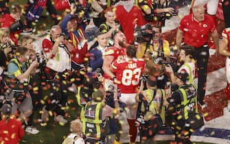 epa11146612 Kansas City Chiefs Travis Kelce (C) and Noah Gray celebrate after the Kansas City Chiefs defeated the San Fransisco 49ers in Super Bowl LVIII at Allegiant Stadium in Las Vegas, Nevada, USA, 11 February 2024. The Super Bowl is the annual championship game of the NFL between the AFC Champion and the NFC Champion and has been held every year since 1967.  EPA/CAROLINE BREHMAN