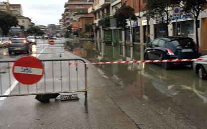 Maltempo: esonda fiume Pescara, strade allagate. Italia nel gelo