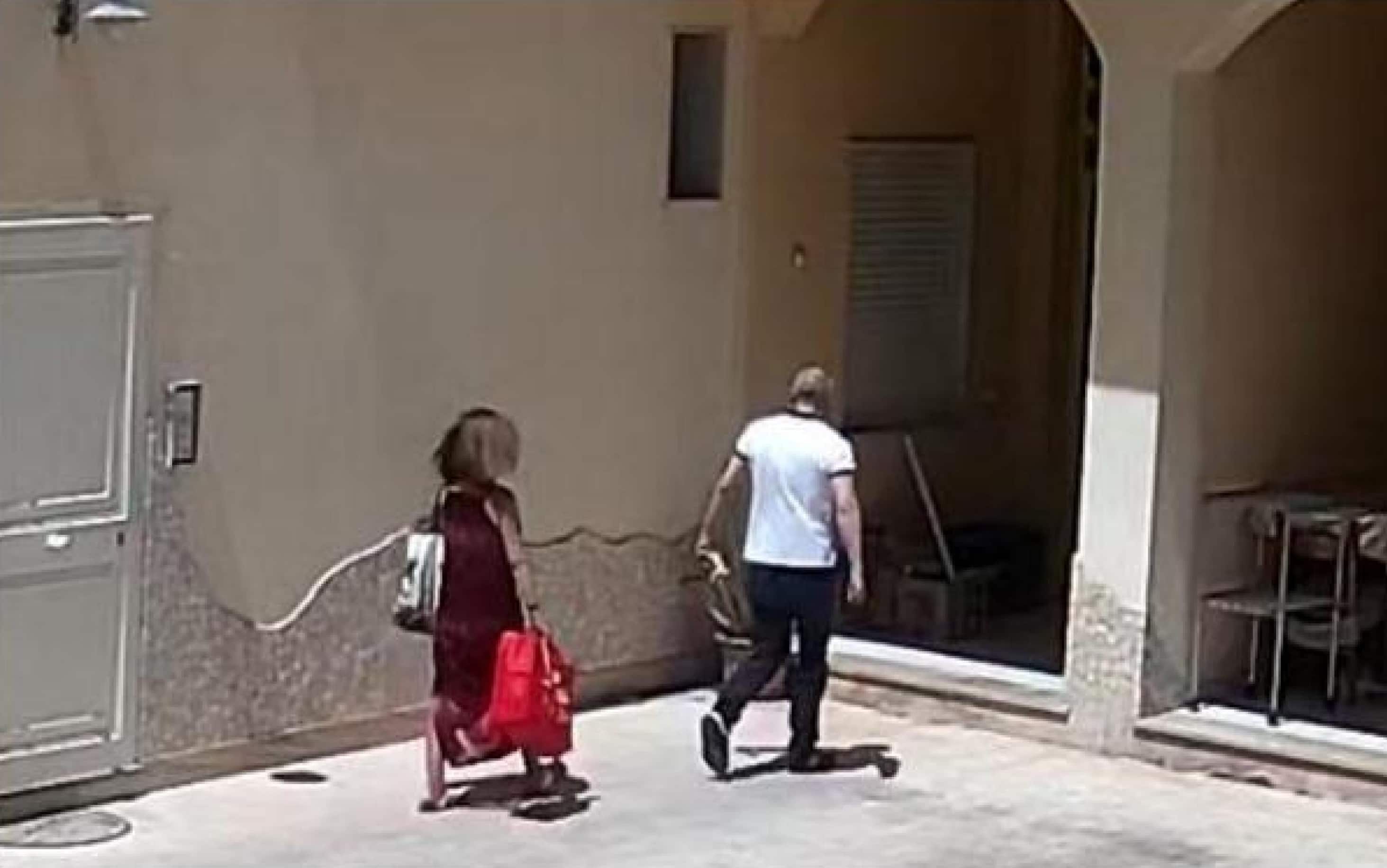 Mattia Messina Denaro che entra nel covo con l'insegnante, Floriana Calcagno, 40 anni, arrestata oggi, 14 aprile 2025.ANSA/Foto contenute nell'ordinanza  ANSA PROVIDES ACCESS TO THIS HANDOUT PHOTO TO BE USED SOLELY TO ILLUSTRATE NEWS REPORTING OR COMMENTARY ON THE FACTS OR EVENTS DEPICTED IN THIS IMAGE; NO ARCHIVING; NO LICENSING NPK