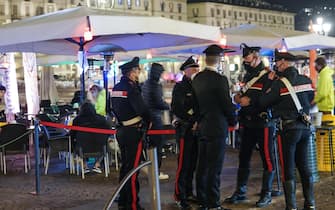 Controlli fuori da un bar